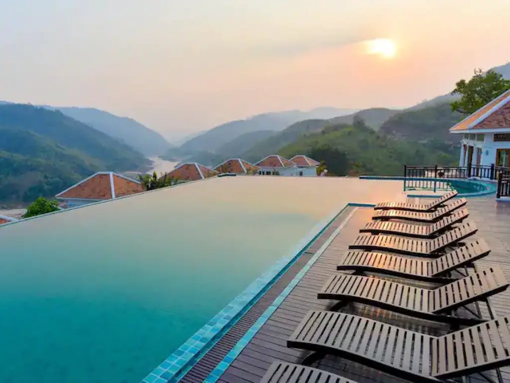 hebergement luxe laos pakbeng hôtel avec piscine et vue sur les montagne nature