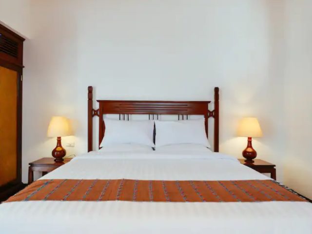 hebergement luxe laos pakbeng chambre d'hôtel sobre et chic authentique mobilier en bois