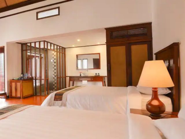 hebergement luxe laos pakbeng chambre double deluxe bois et blanc