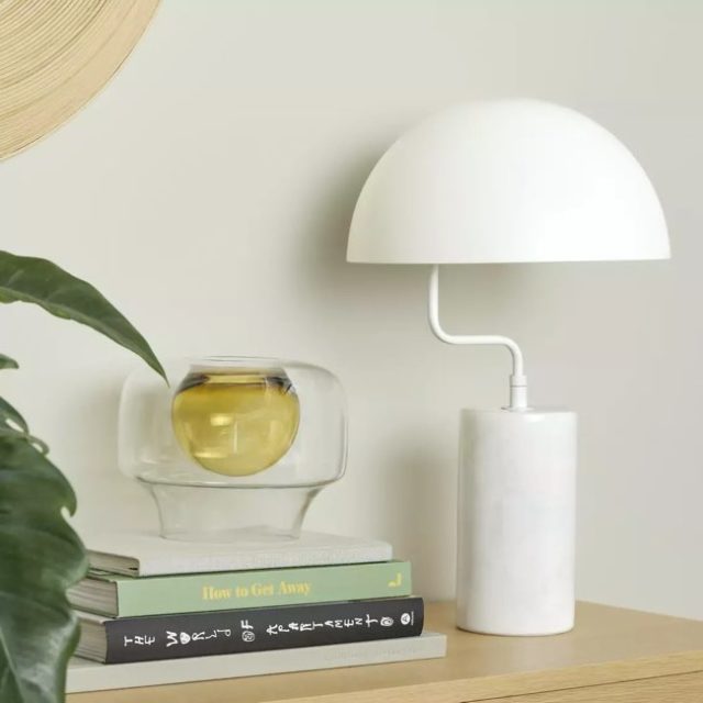 lampe de chevet design minimal Lampe à poser en marbre et métal blanc