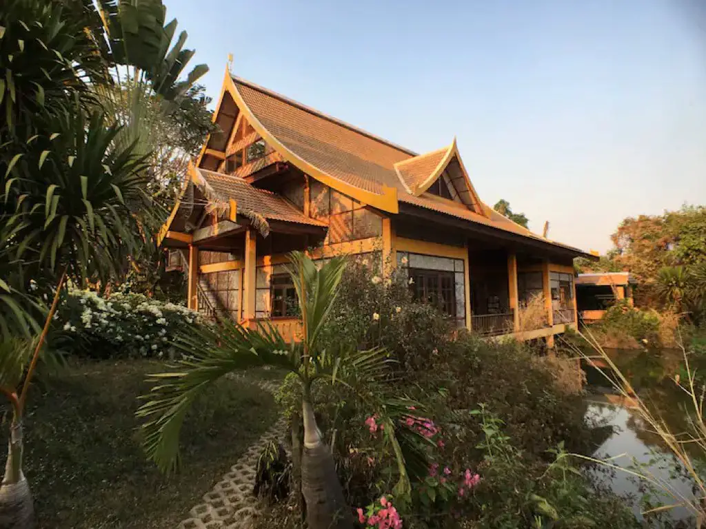location touriste bnb luxe laos vientiane maison traditionnelle en bois avec toiture typique jardin jungle