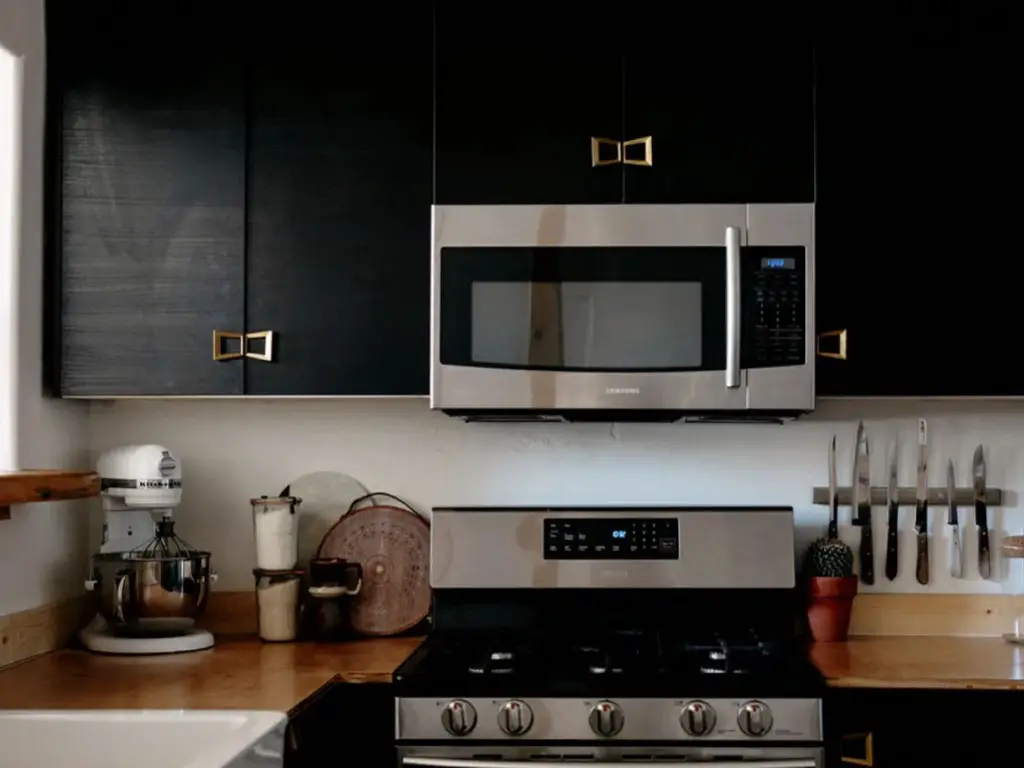 maison moderne familiale boheme retro aménagement cuisine moderne pratique meuble noir électroménager inox