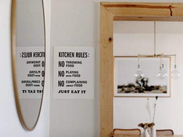 maison moderne familiale boheme retro petit détail pan de mur affiche règles de la cuisine