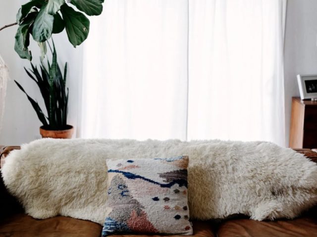 maison moderne familiale boheme retro détail canapé cosy en cuir coussin plaid fourrure blanche