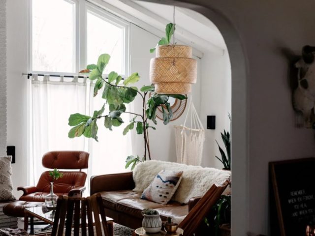 maison moderne familiale boheme retro salon mobilier en cuir naturel plantes vertes suspension bambou