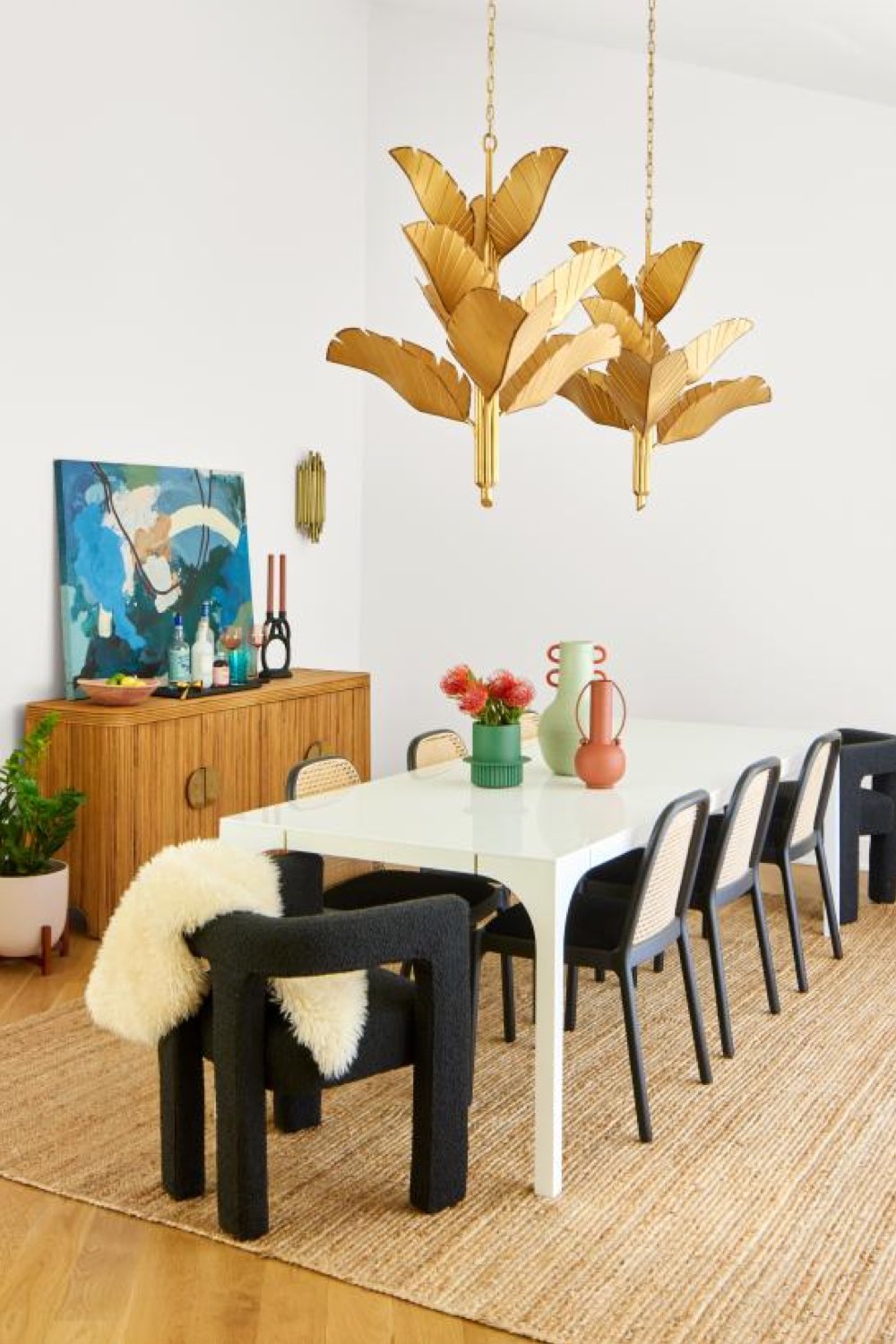 maison renovation mid century modern salle à manger vintage buffet en bois grande table familiale blanche chaise noire