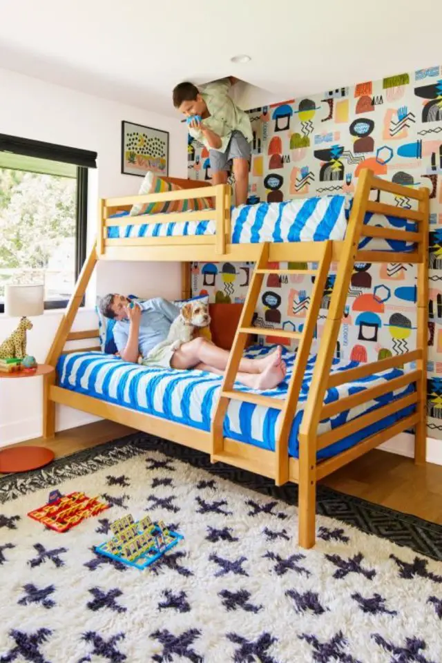 maison renovation mid century modern chambre enfant lit superposé en bois papier peint à motif tapis noir et blanc