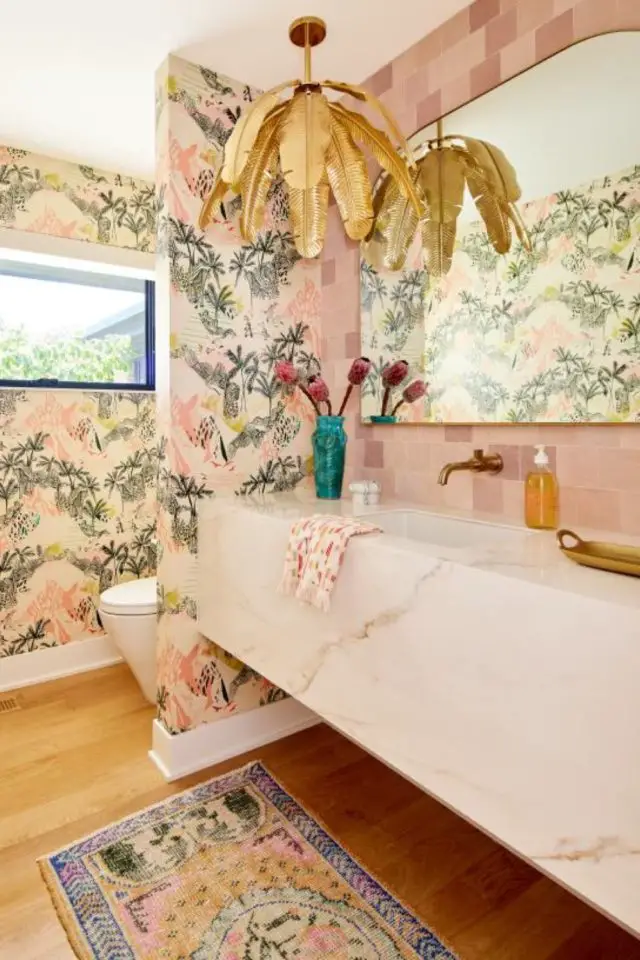 maison renovation mid century modern salle de bain rose papier peint et carrelage mural grand miroir au dessus du meuble vasque