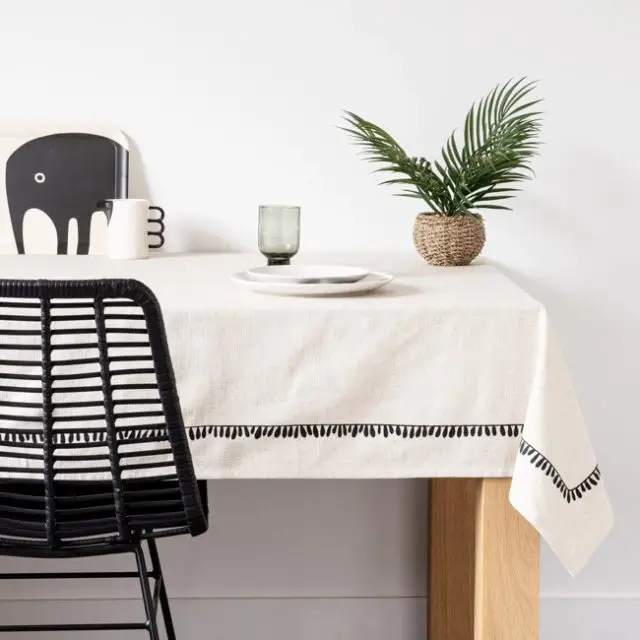 ou acheter deco table vaisselle minimaliste Nappe en coton biologique et lin imprimé noir et beige 150x250