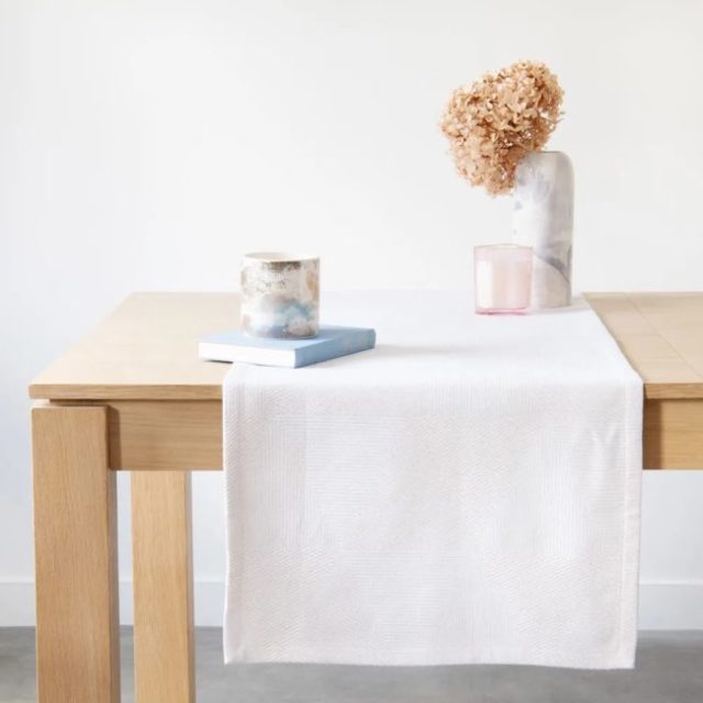 ou acheter deco table vaisselle minimaliste Chemin de table en coton biologique tissé jacquard effet géométrique rose