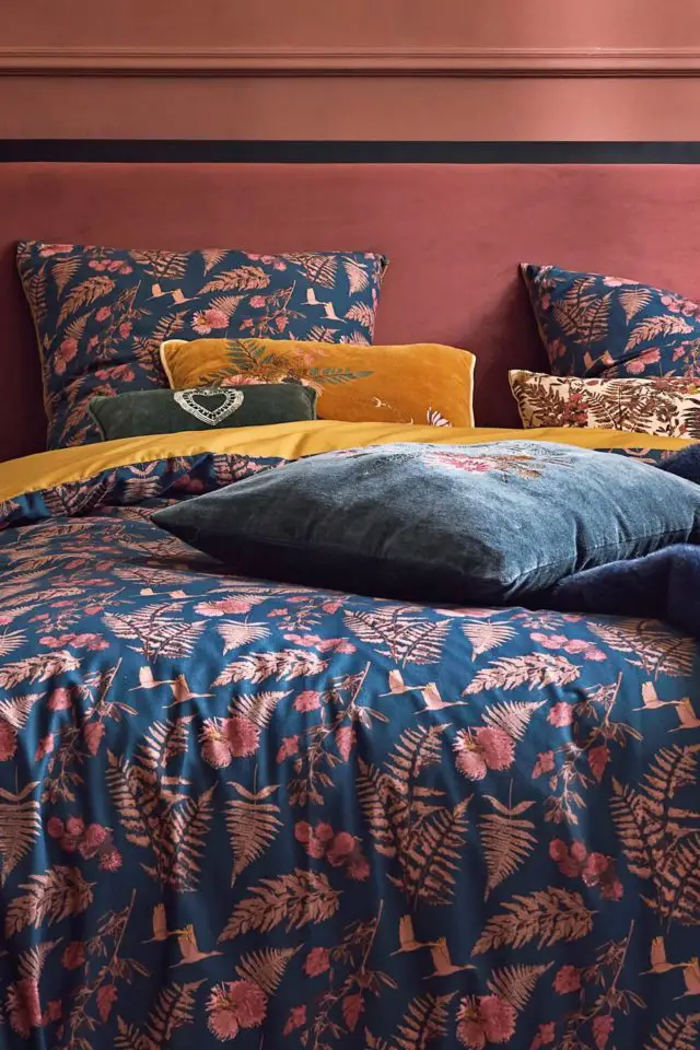 parure de lit moderne maisons du monde Parure de lit réversible en coton biologique rose framboise, bleu marine et ocre 260x240