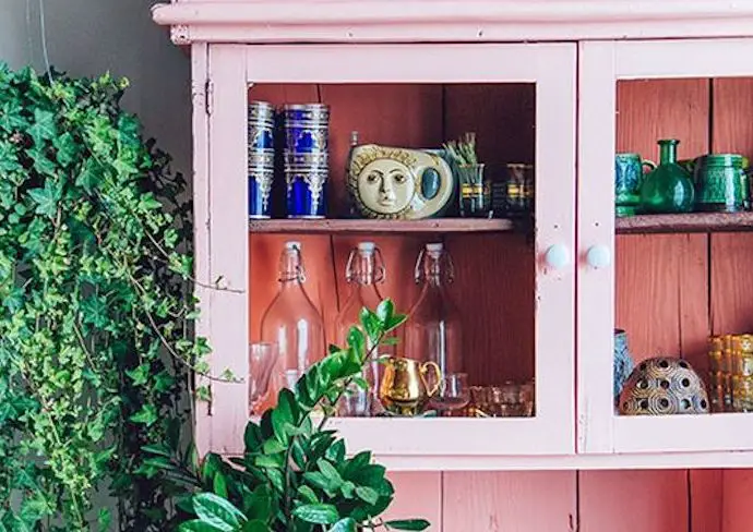 relooker meuble touche de couleur vaisselier vitrine rose plantes vertes