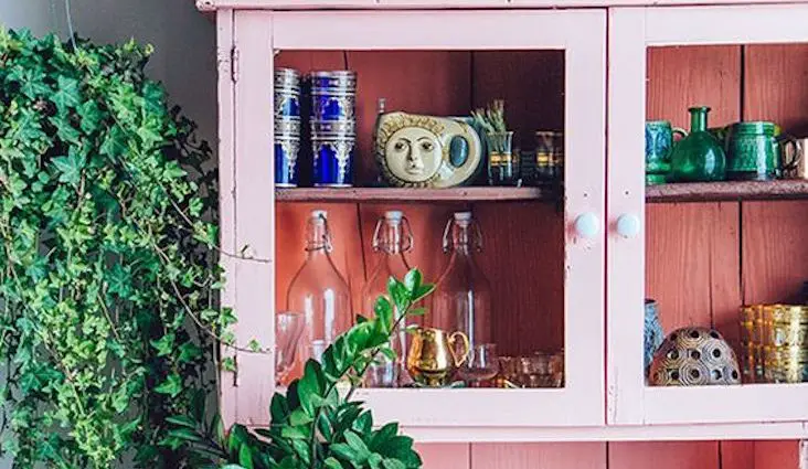 relooker meuble touche de couleur vaisselier vitrine rose plantes vertes
