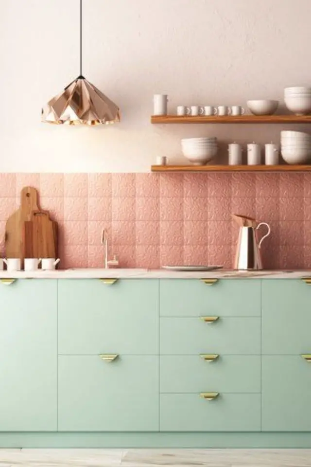 renovation cuisine deco couleur complementaire crédence rose clair meuble bas façade vert céladon douceur féminin