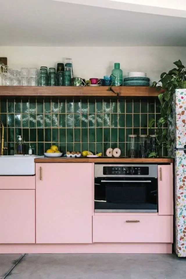 renovation cuisine deco couleur complementaire crédence carrelage moderne vert sapin meubles bas rose pastel