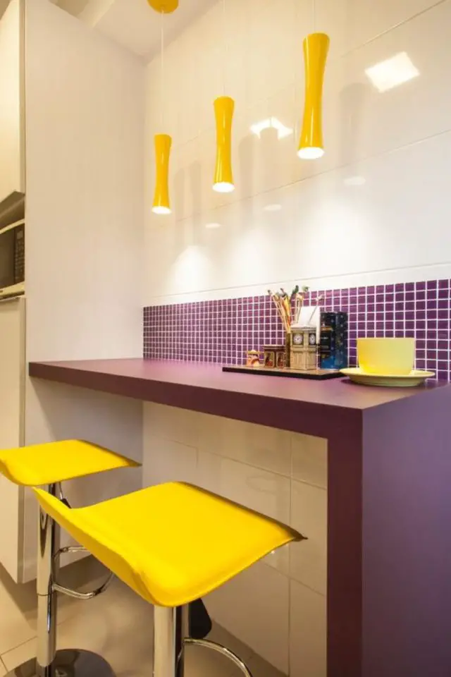 renovation cuisine deco couleur complementaire contraste plan snack violet avec crédence en mosaïque et tabouret de bar jaune