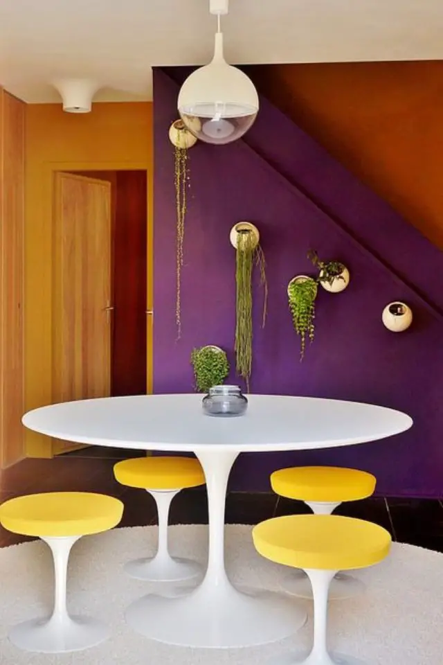 renovation cuisine deco couleur complementaire coin repas vintage 70's années 70 table tulipe blanche tabouret coussun jaune peinture murale violette
