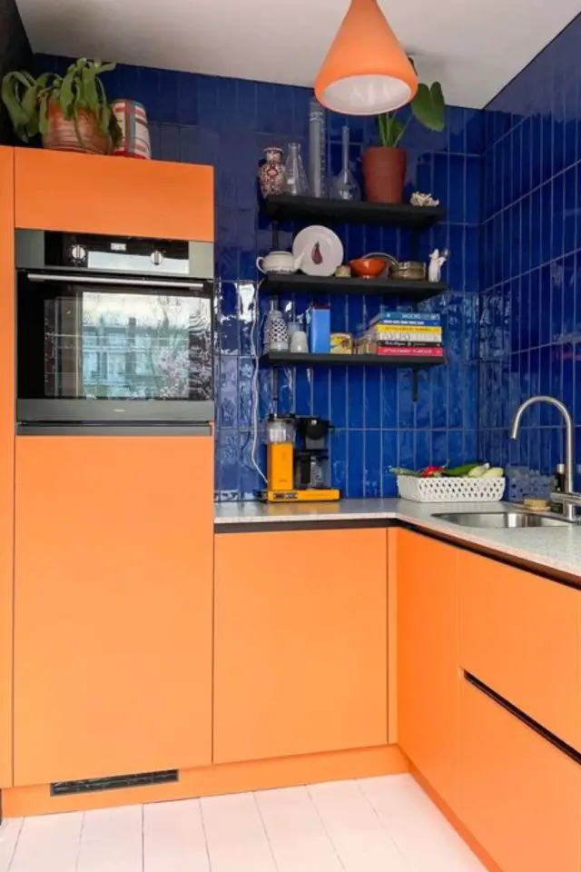 renovation cuisine deco couleur complementaire crédence carrelage bleu nuit mobilier orange contraste vivant