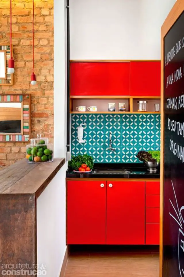 renovation cuisine deco couleur complementaire meuble vintage rouge crédence verte à motif plan de travail noir