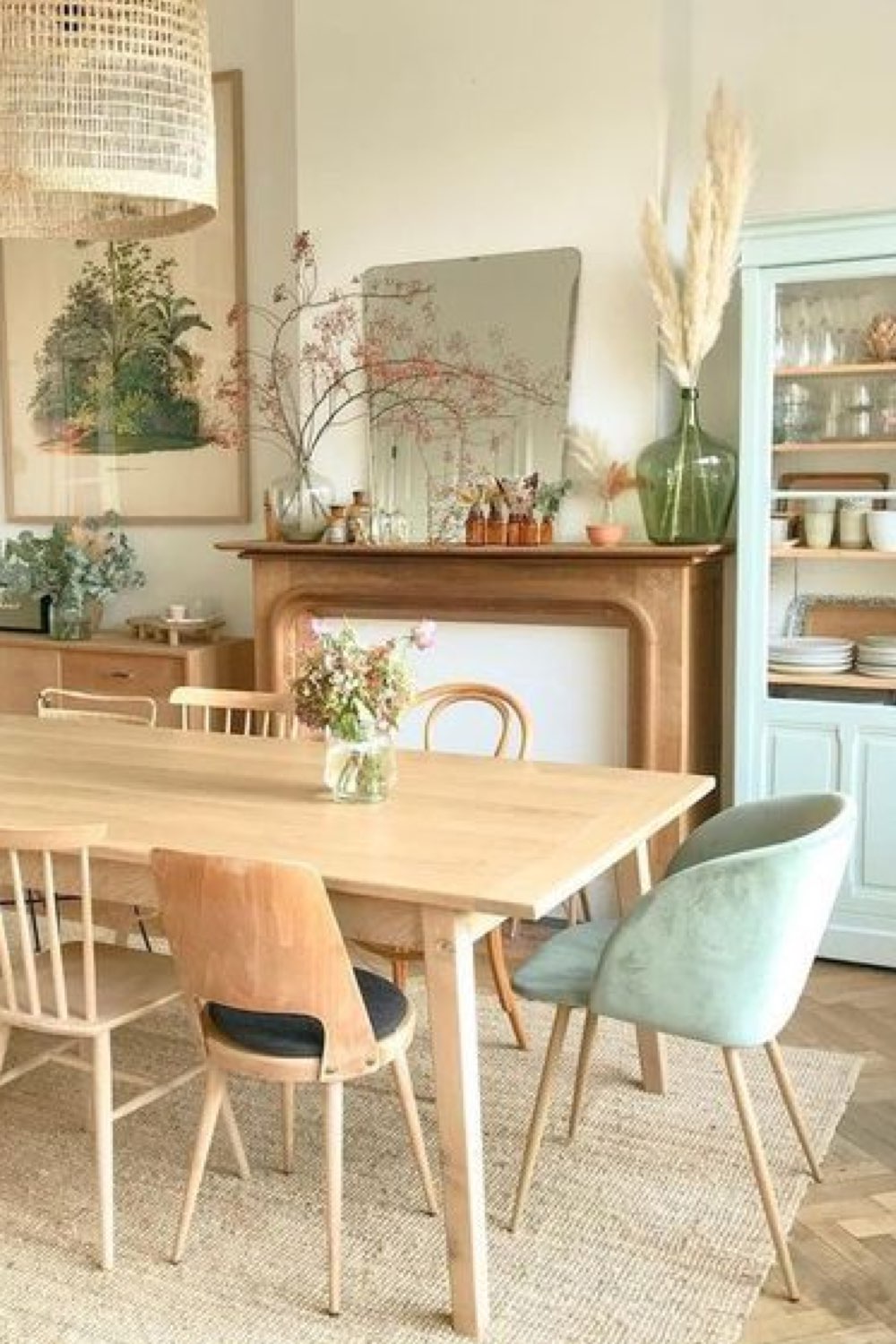 reussir decoration salle a manger campagne chic table en bois cheminée ancienne vitrine et fauteuil de table vert d'eau tapis fleurs vases cosy et familial 
