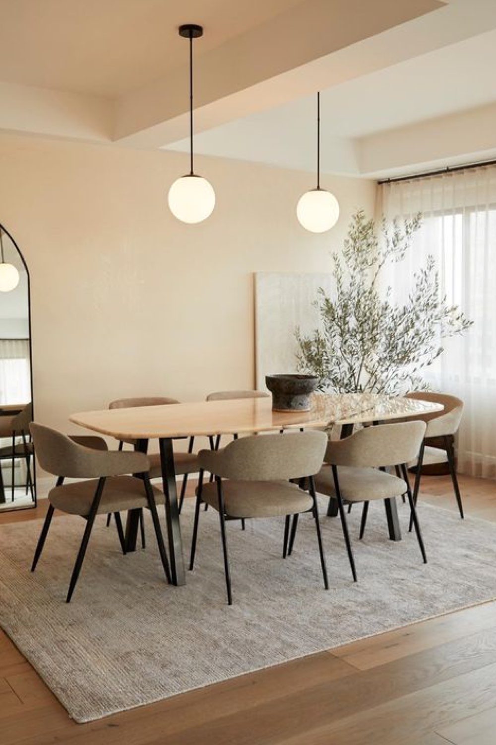 reussir decoration salle a manger décor sobre minimal chic design chaise vintage couleur verte tissus table ovale suspension épurée