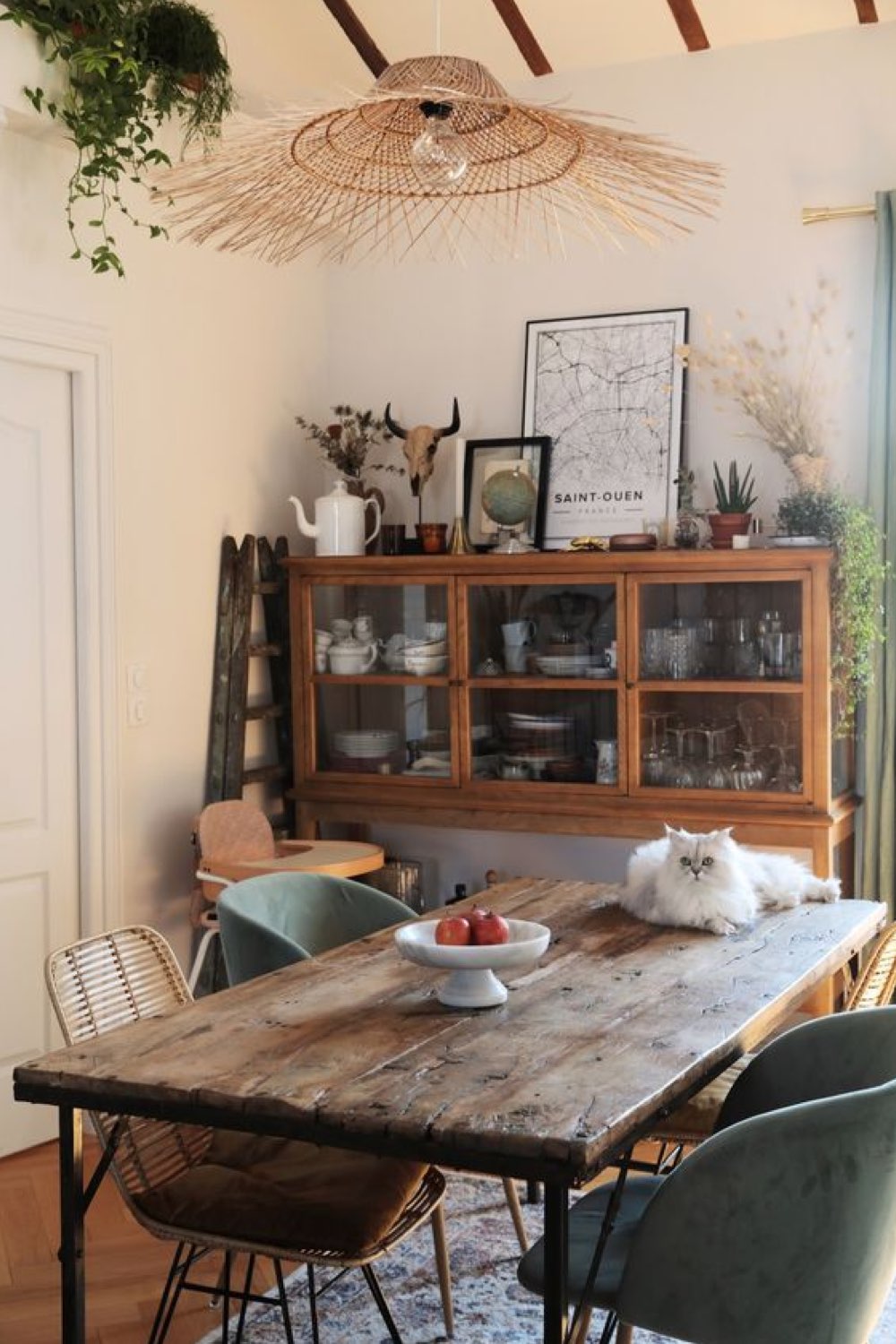 reussir decoration salle a manger esprit brocante chic meuble récup table en bois ancienne vitrine vaisselier chaleureux