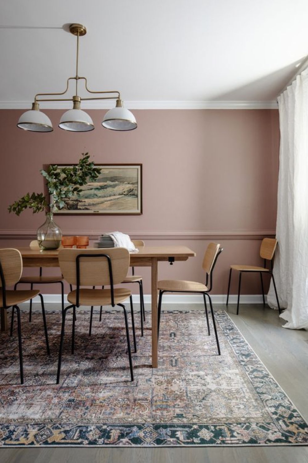 reussir decoration salle a manger peinture rose féminin chic grand tapis sous la table luminaire ancien chaises rétro en bois