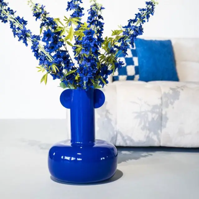 salle a manger deco design couleur bleu Vase en métal