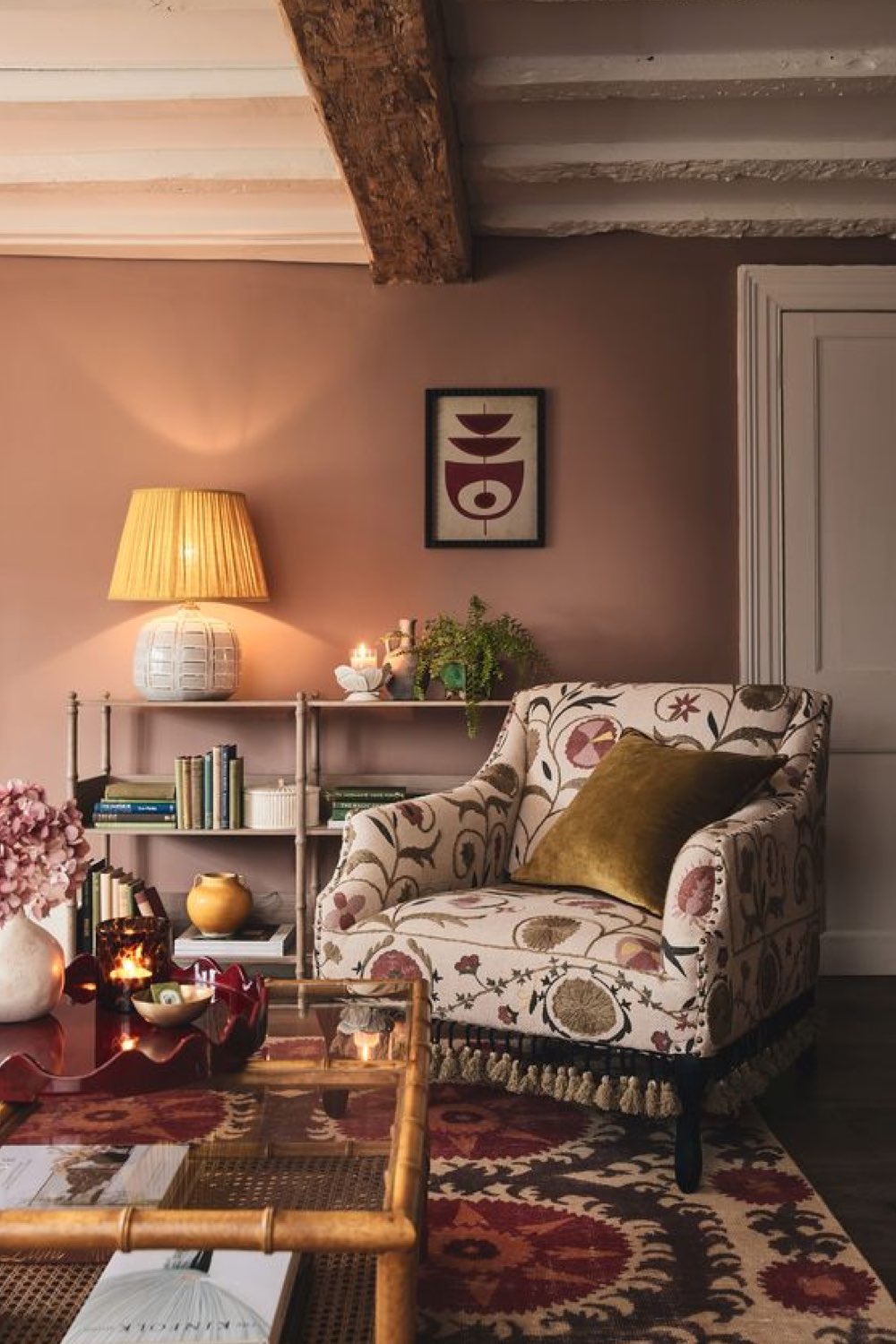 salon cosy deco interieure blog style grand mère fauteuil à fleur couleur peinture rose poudré