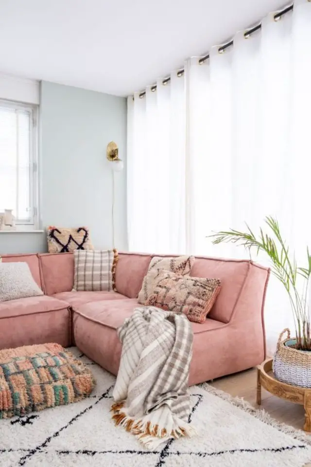 salon hiver cocooning exemple grand canapé d'angle confortable rose plaide coussin couleur rose