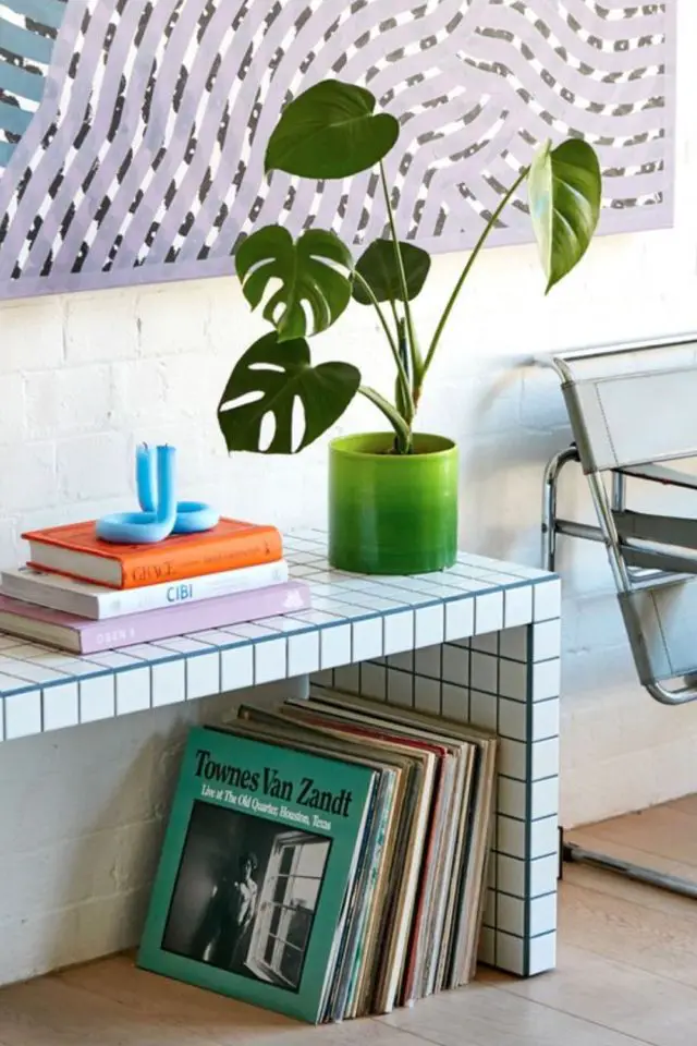 tendance deco meuble carrelage petit banc blanc et détail bleu vinyle plante verte livre
