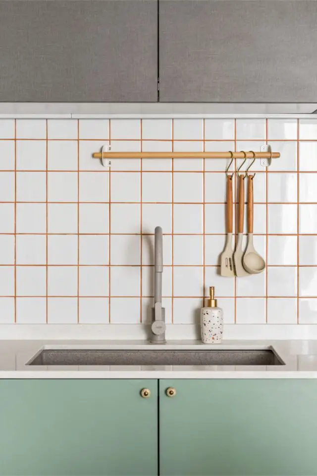 visite appartement moderne chic colore détails déco cuisine crédence carrelage avec joint coloré en orange