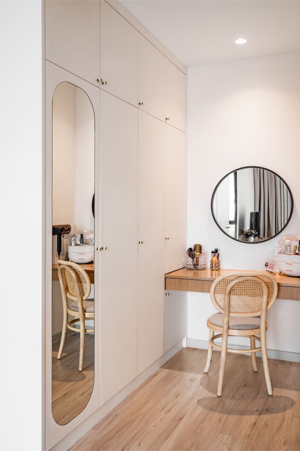 visite appartement moderne chic colore chambre à coucher dressing élégant écru épuré avec coiffeuse et grand miroir