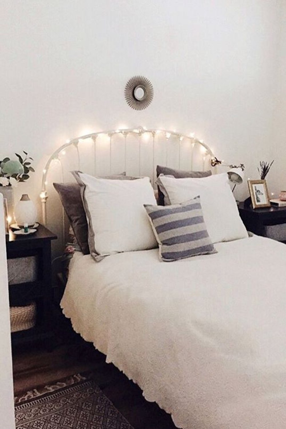 visite deco appartement studio cosy et doux coin chambre à coucher décoration facile guirlande lumineuse encadrement de lit