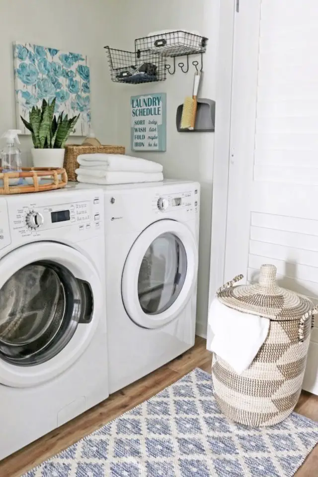 visite deco appartement studio cosy et doux machine à laver et sèche linge tapis gris et blanc bac à linge en rotin tressé