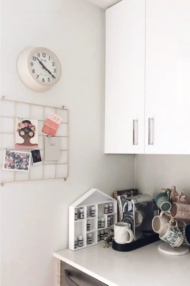 visite deco appartement studio cosy et doux rangement plan de travail cafetière machine à café tasse moodboard personnaliser mur