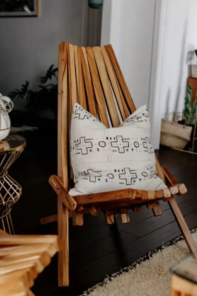 visite maison deco boheme retro chic fauteuil en bois lounge relax avec coussin écru imprimé noir ethnique