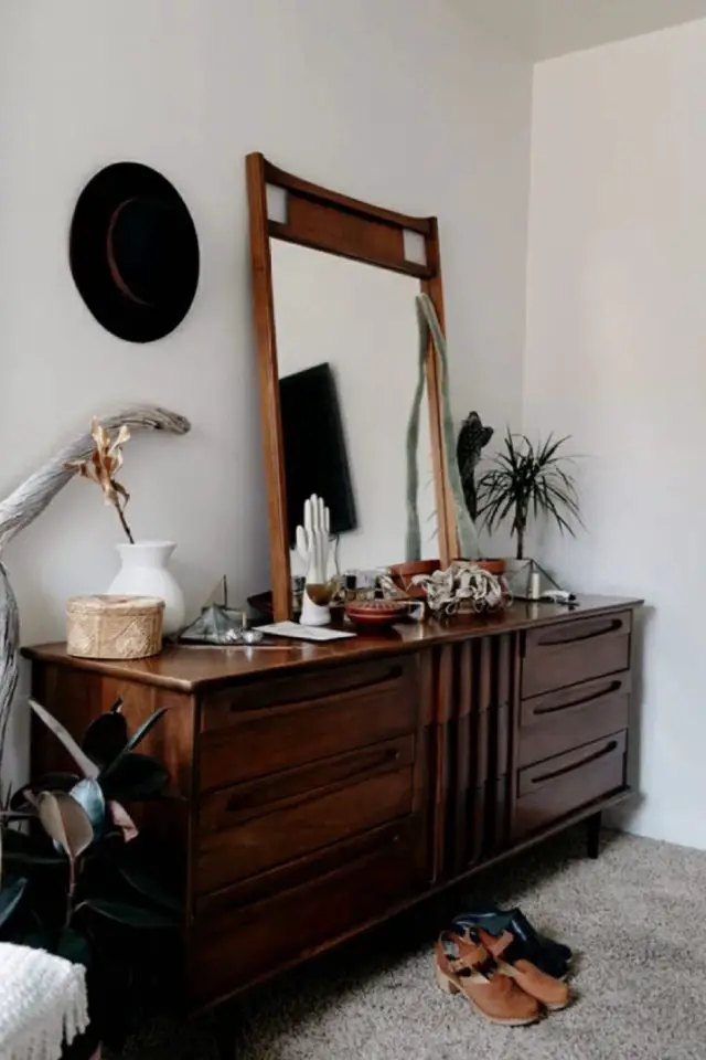 visite maison deco boheme retro chic commode objets décoratifs miroir meuble en bois sombre mur blanc