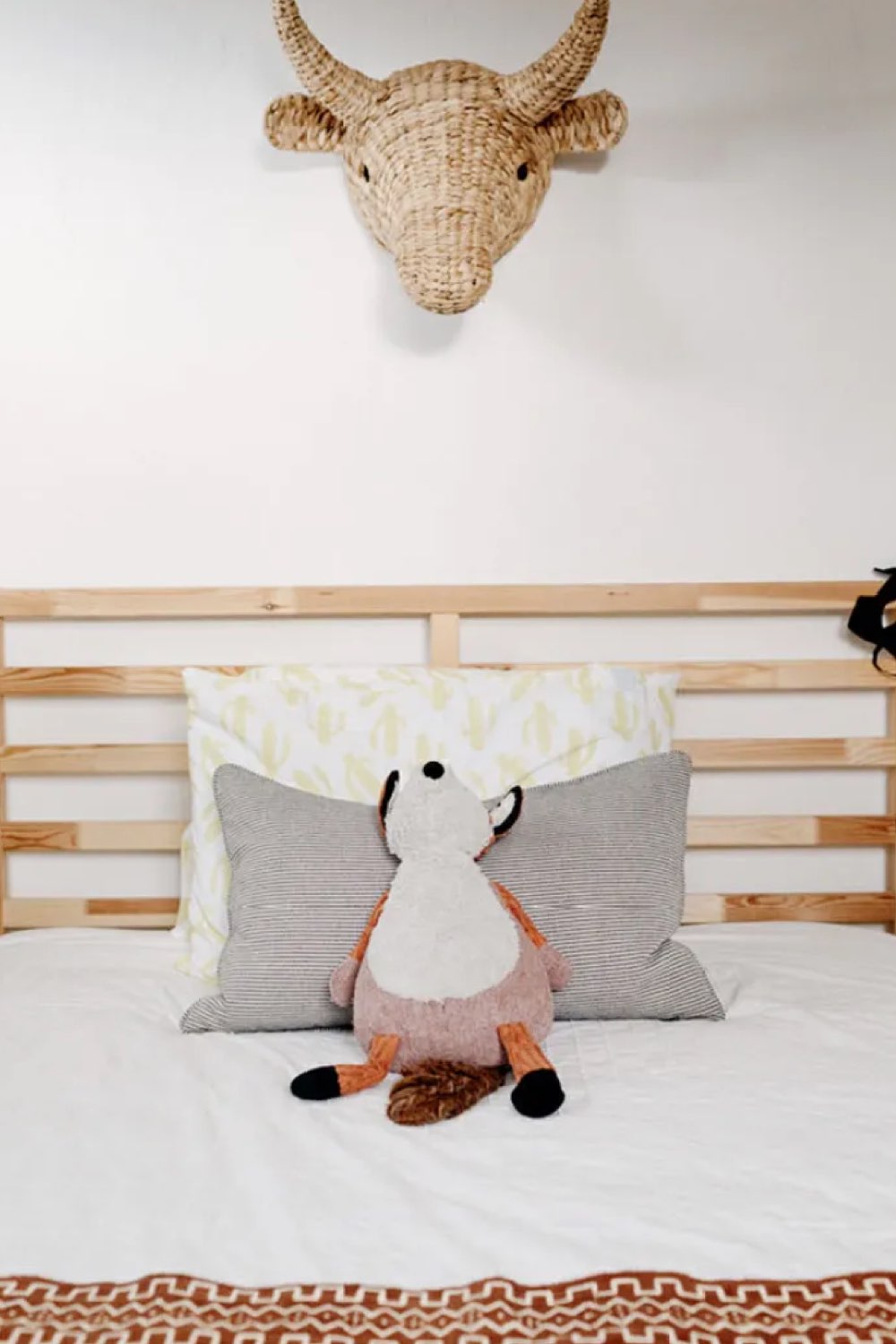 visite maison deco boheme retro chic chambre enfant tête de lit en bois simple décoration murale trophée animal en rotin tressé
