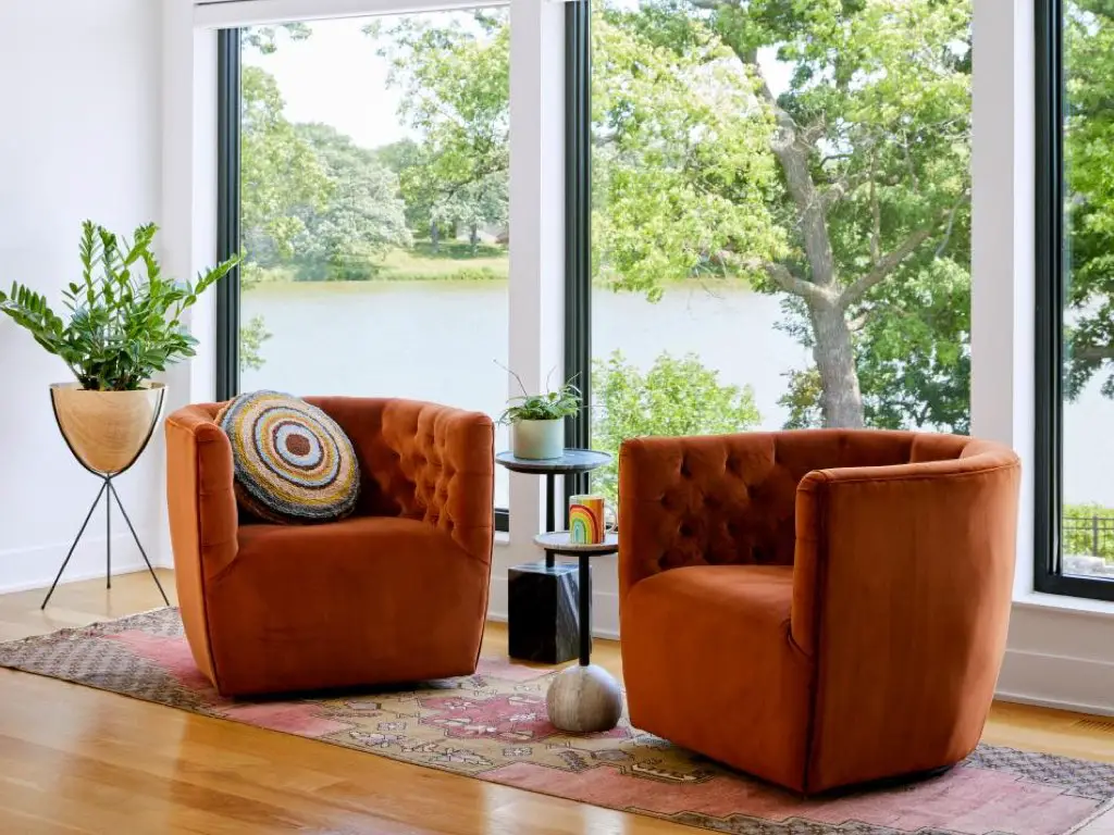 visite maison renovation mid century modern petit fauteuil orange ocre baie vitrée