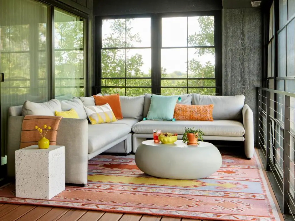 visite maison renovation mid century modern loggia salon grand tapis coloré canapé d'angle gris