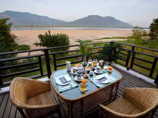 voyage vacances hebergement luxe Don Daeng chambre avec terrasse et vue sur la rivière