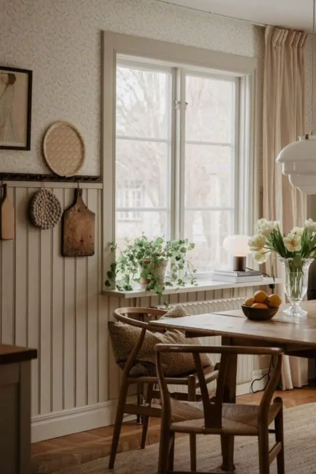caracteristique style campagne chic salle à manger soubassement peinture beige écru mobilier en bois fenêtre croisillon