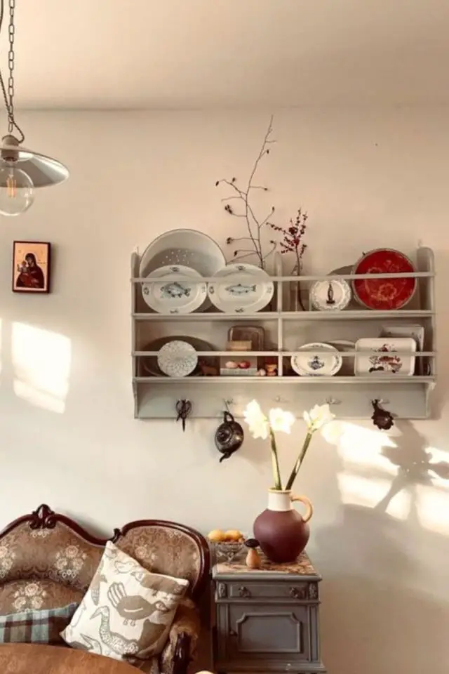 caracteristique style campagne chic décor mur étagères anciennes objets décoratifs assiettes porcelaines chinées brocante