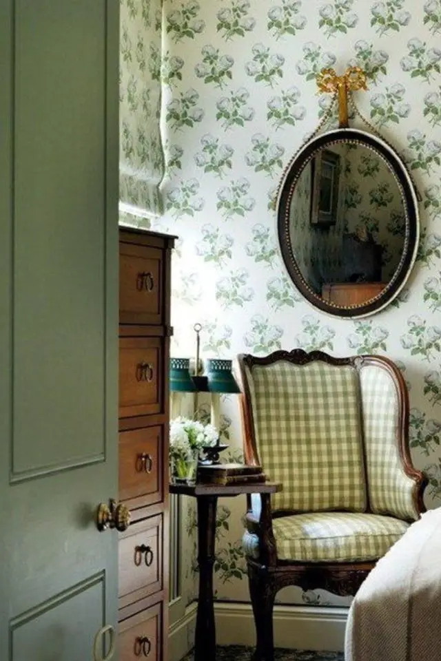 caracteristique style campagne chic papier peint motif surannés fauteuil revêtement à carreaux angle salin séjour meuble en bois bonnetière