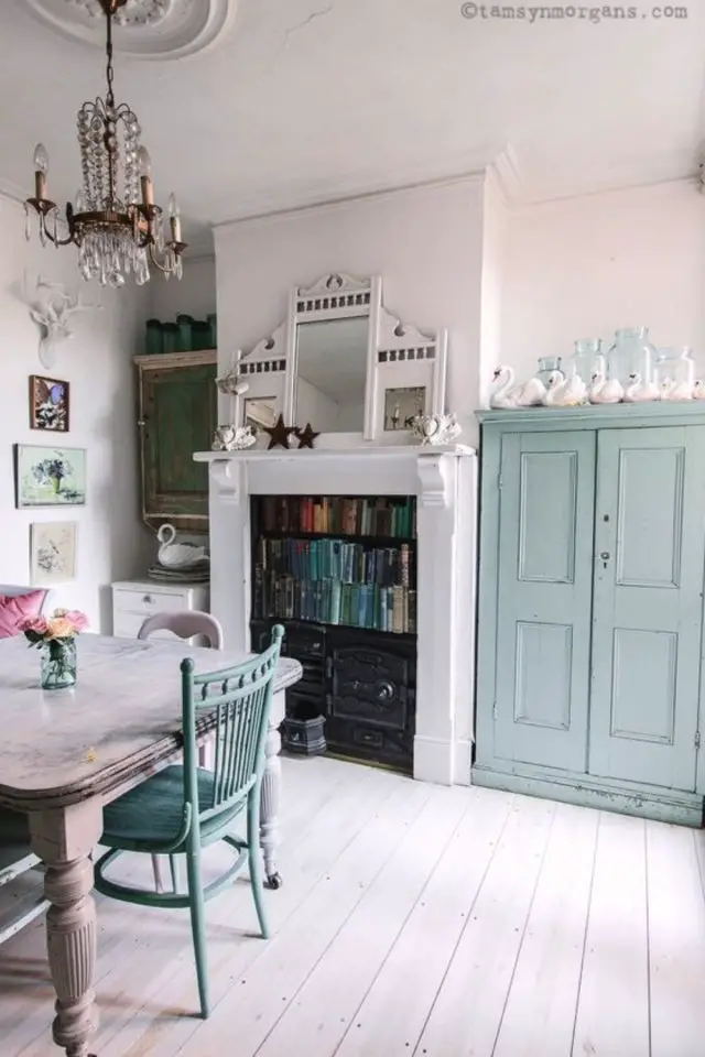 caracteristique style campagne chic salle à manger cheminée blanche meuble ancien couleur vert d'eau peinture espace lumineux