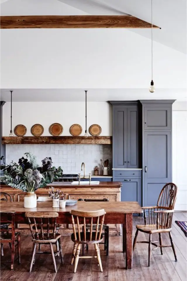 caracteristique style campagne chic cuisine ouverte salle à manger meuble bleu gris table en bois élégante