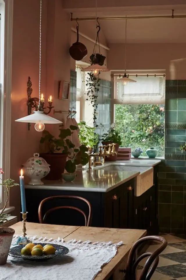 caracteristique style campagne chic cuisine plan de travail inox bistrot lampe suspension ancienne