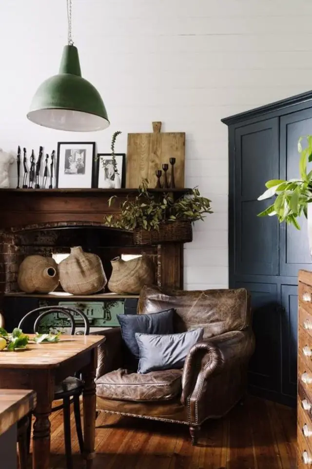 caracteristique style campagne chic salle à manger grand manteau de cheminée en bois cadres fauteuil en cuir élégant cosy