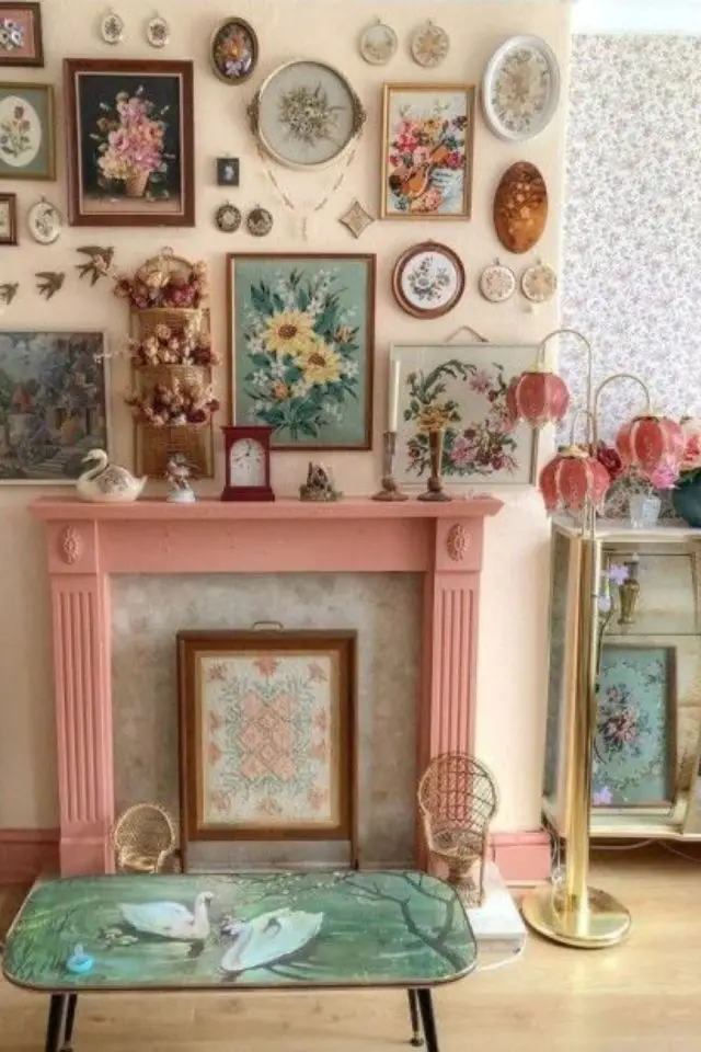 creer decor granny chic manteau de cheminée rose poudré galerie de tableaux anciens chinés kitsch